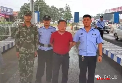 8月8日13时许，邯郸大名李茂堤警务站民警，在一辆南乐开往龙王庙的公共汽车上，查获一名无身份证男子。该男子自称是龙王庙镇人，在民警询问下又改口称是孙甘店乡人，闪烁其词、神色慌张。经调查该男子叫朱某。于7月7日，在大名县人民法院判决的一起民间借贷纠纷案中，犯罪嫌疑人朱某拒不履行法院判决。7月13日，大名县公安局依法将该朱上网追逃。