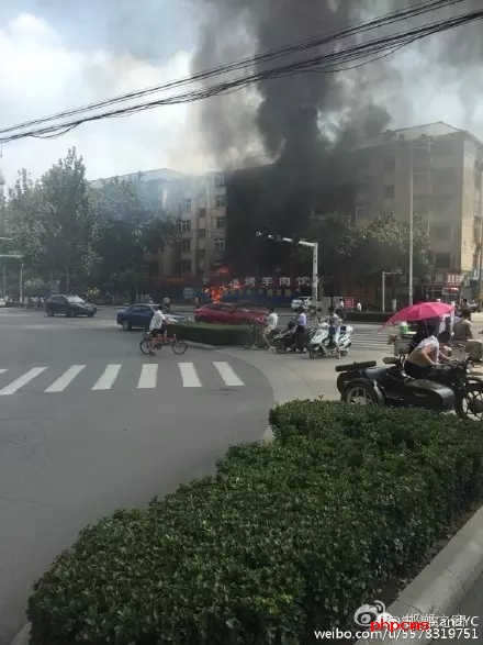 网友爆料：8月11日，邯郸中华南大街和学院北路交叉口东南角，一饭店起火，消防官兵接警后紧急救援，目前起火原因不明。大家一定要注意用电用煤气安全。